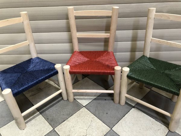 3 chaises de couleur