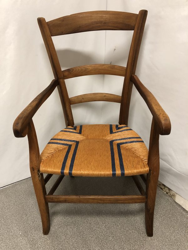 Cannage d'un fauteuil avec toron imitation paille de couleur